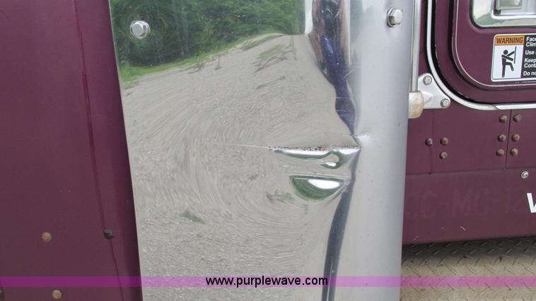 image for item G9284 1998 Kenworth T800 semi truck