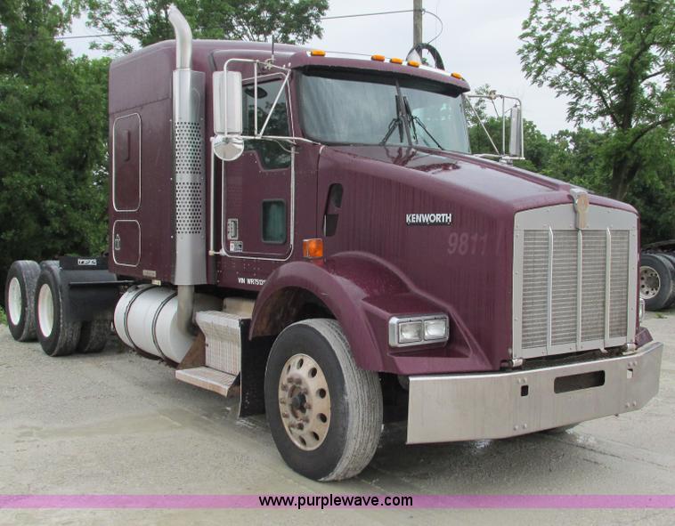 image for item G9284 1998 Kenworth T800 semi truck