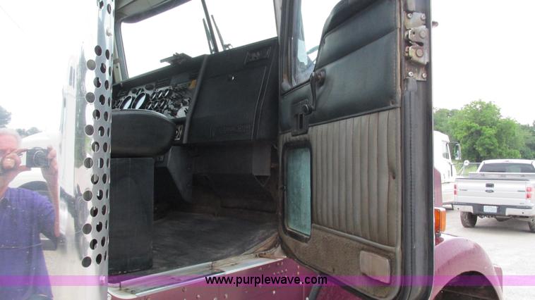 image for item G9284 1998 Kenworth T800 semi truck