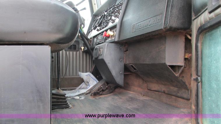 image for item G9284 1998 Kenworth T800 semi truck