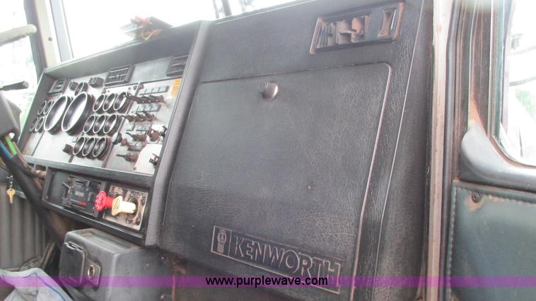 image for item G9284 1998 Kenworth T800 semi truck