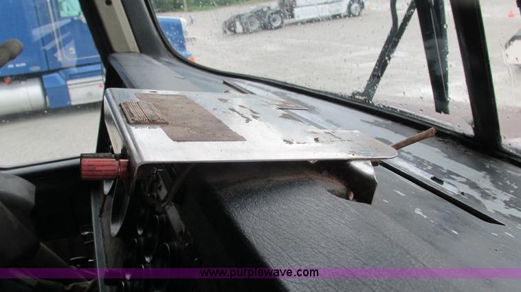 image for item G9284 1998 Kenworth T800 semi truck