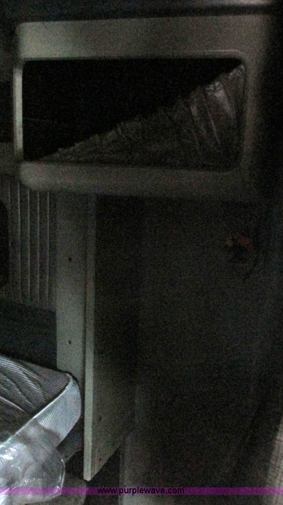 image for item G9284 1998 Kenworth T800 semi truck