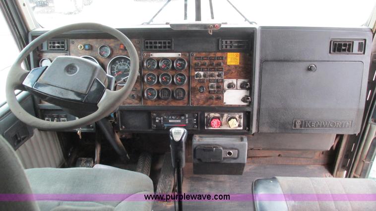 image for item G9284 1998 Kenworth T800 semi truck