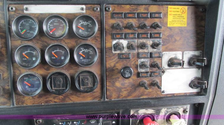 image for item G9284 1998 Kenworth T800 semi truck