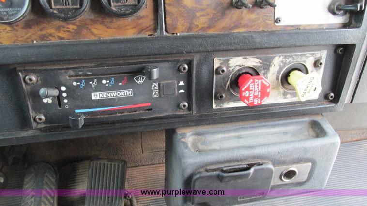 image for item G9284 1998 Kenworth T800 semi truck
