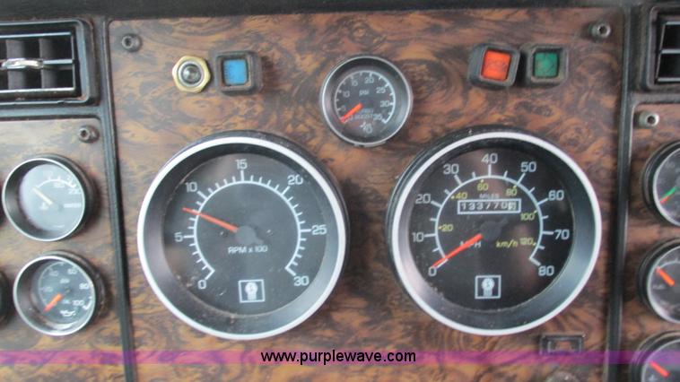 image for item G9284 1998 Kenworth T800 semi truck