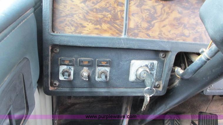 image for item G9284 1998 Kenworth T800 semi truck