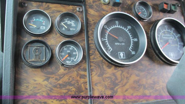 image for item G9284 1998 Kenworth T800 semi truck