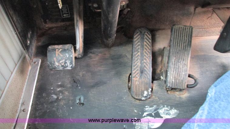 image for item G9284 1998 Kenworth T800 semi truck