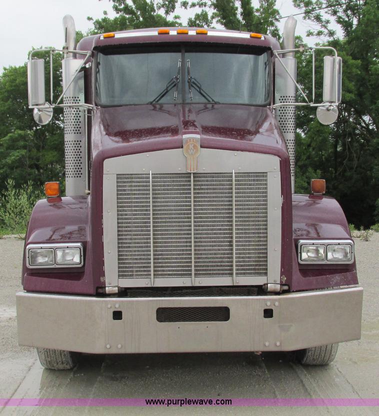 image for item G9284 1998 Kenworth T800 semi truck