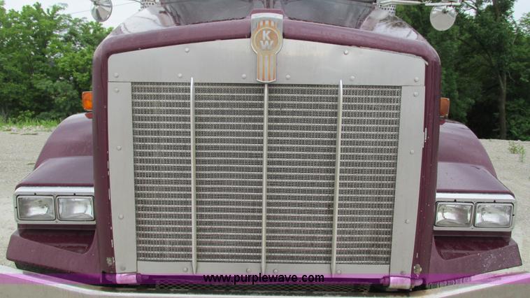 image for item G9284 1998 Kenworth T800 semi truck