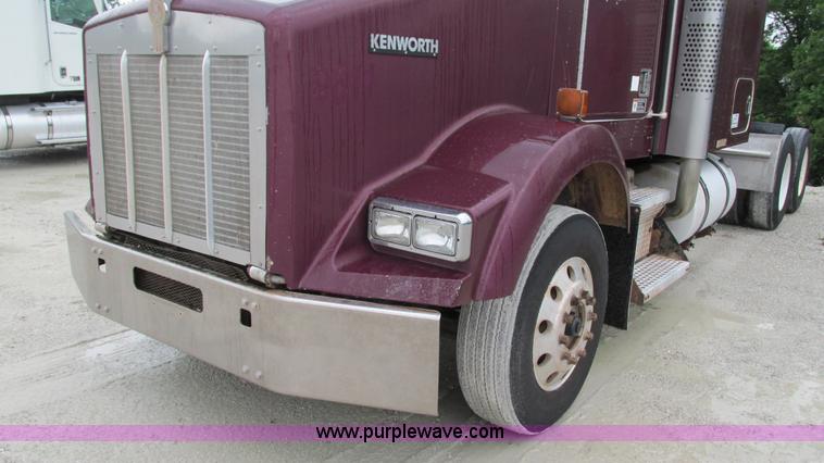 image for item G9284 1998 Kenworth T800 semi truck