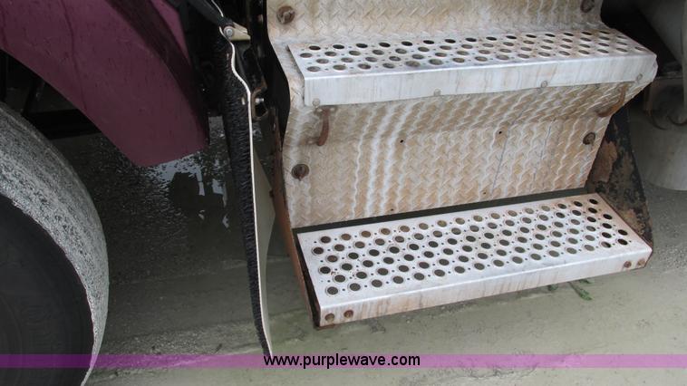 image for item G9284 1998 Kenworth T800 semi truck