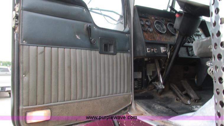 image for item G9284 1998 Kenworth T800 semi truck