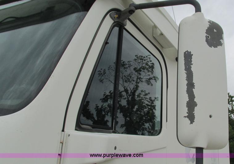 image for item G9285 2000 Freightliner Century Class C120 semi truck