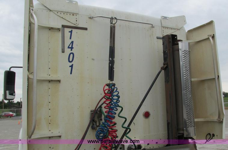 image for item G9285 2000 Freightliner Century Class C120 semi truck