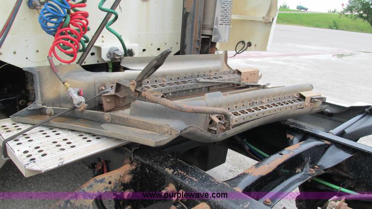 image for item G9285 2000 Freightliner Century Class C120 semi truck