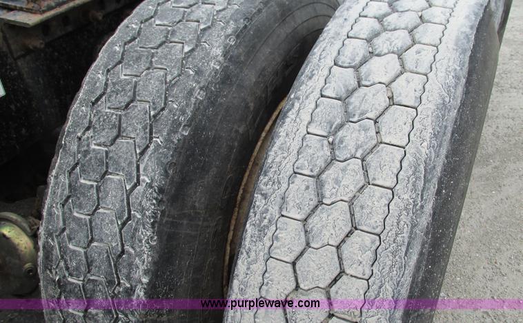 image for item G9285 2000 Freightliner Century Class C120 semi truck