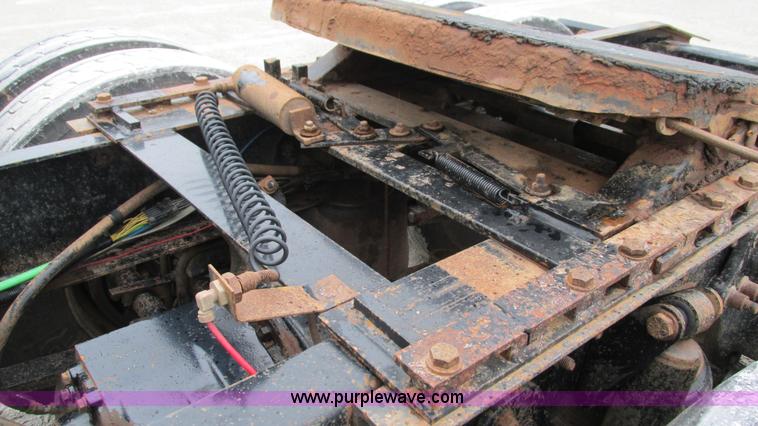 image for item G9285 2000 Freightliner Century Class C120 semi truck