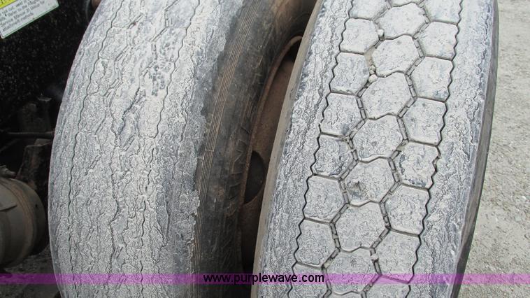 image for item G9285 2000 Freightliner Century Class C120 semi truck