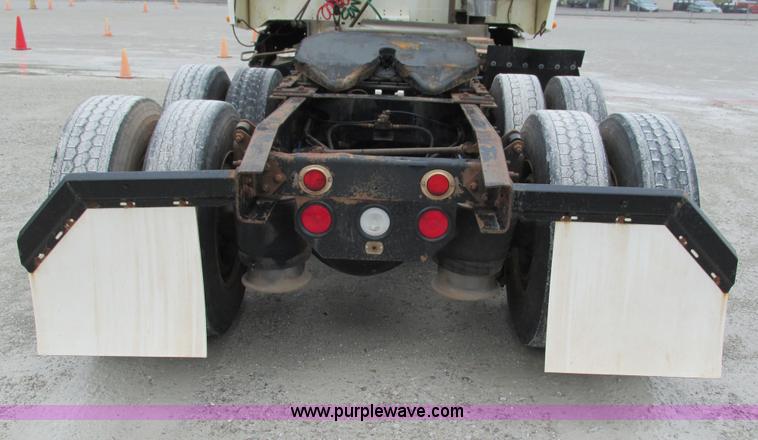 image for item G9285 2000 Freightliner Century Class C120 semi truck