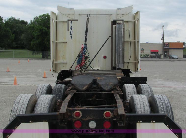 image for item G9285 2000 Freightliner Century Class C120 semi truck