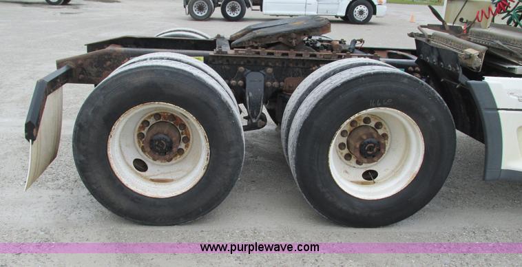 image for item G9285 2000 Freightliner Century Class C120 semi truck