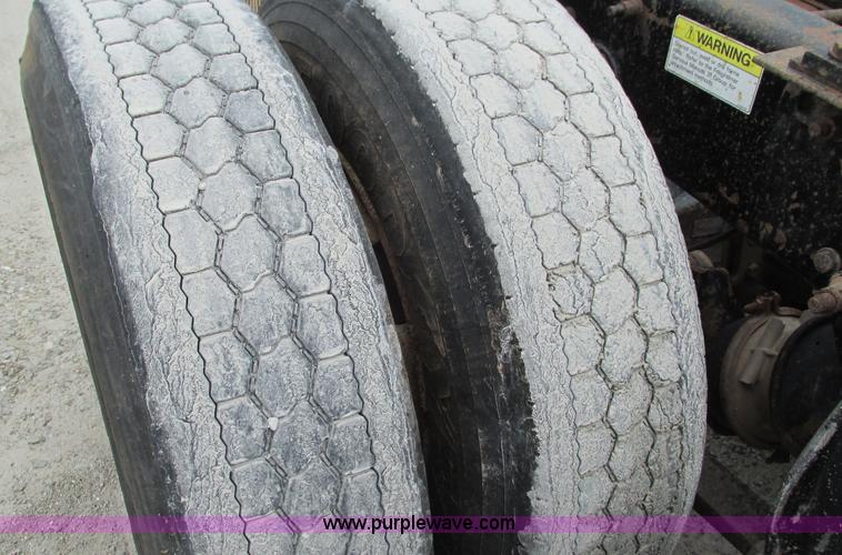 image for item G9285 2000 Freightliner Century Class C120 semi truck