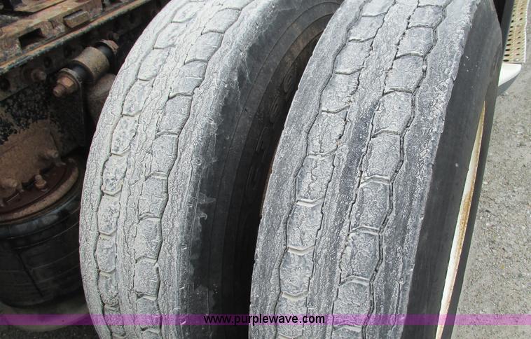 image for item G9285 2000 Freightliner Century Class C120 semi truck