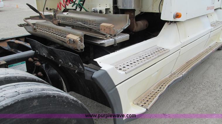 image for item G9285 2000 Freightliner Century Class C120 semi truck