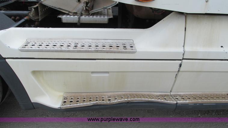 image for item G9285 2000 Freightliner Century Class C120 semi truck