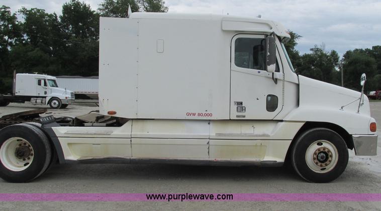 image for item G9285 2000 Freightliner Century Class C120 semi truck