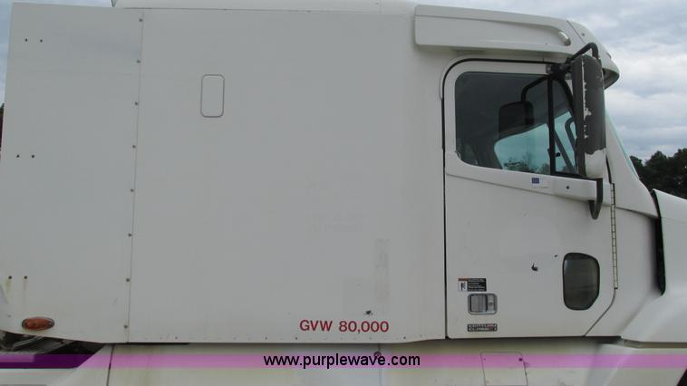 image for item G9285 2000 Freightliner Century Class C120 semi truck