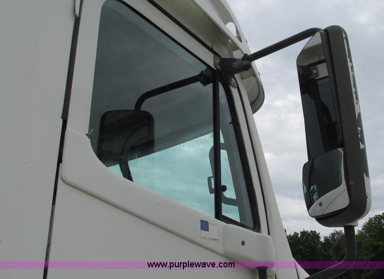 image for item G9285 2000 Freightliner Century Class C120 semi truck