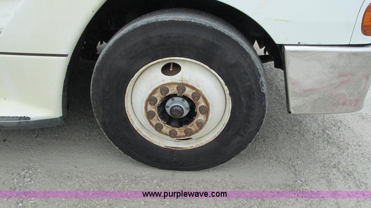 image for item G9285 2000 Freightliner Century Class C120 semi truck