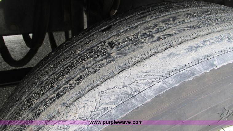 image for item G9285 2000 Freightliner Century Class C120 semi truck