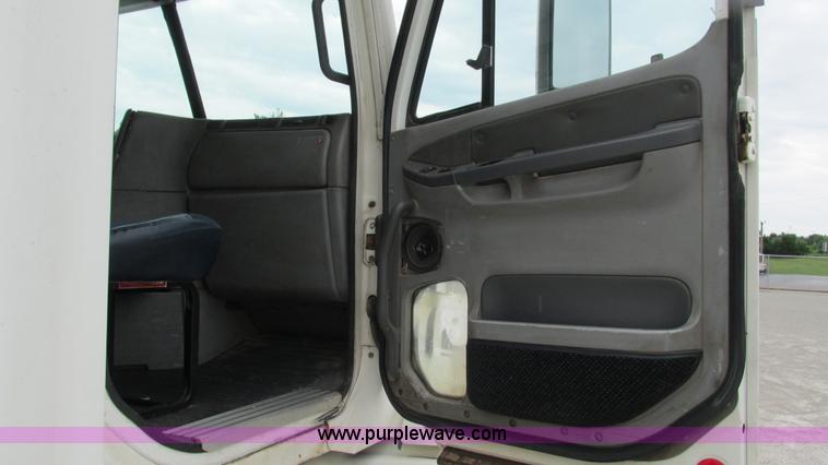 image for item G9285 2000 Freightliner Century Class C120 semi truck