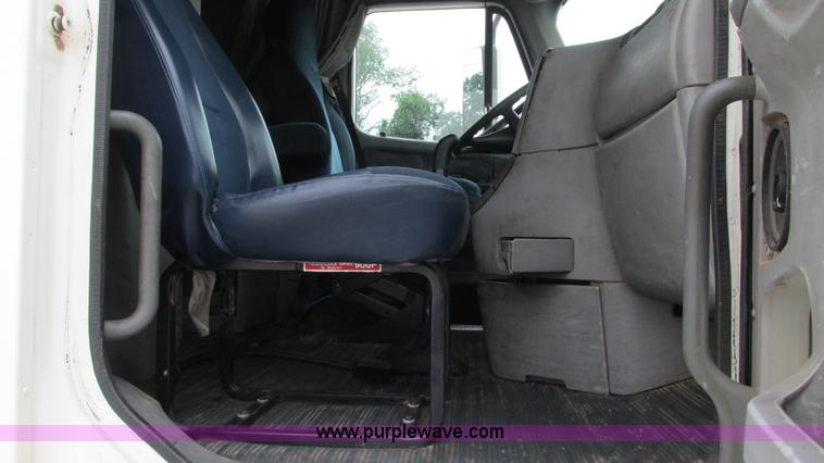 image for item G9285 2000 Freightliner Century Class C120 semi truck