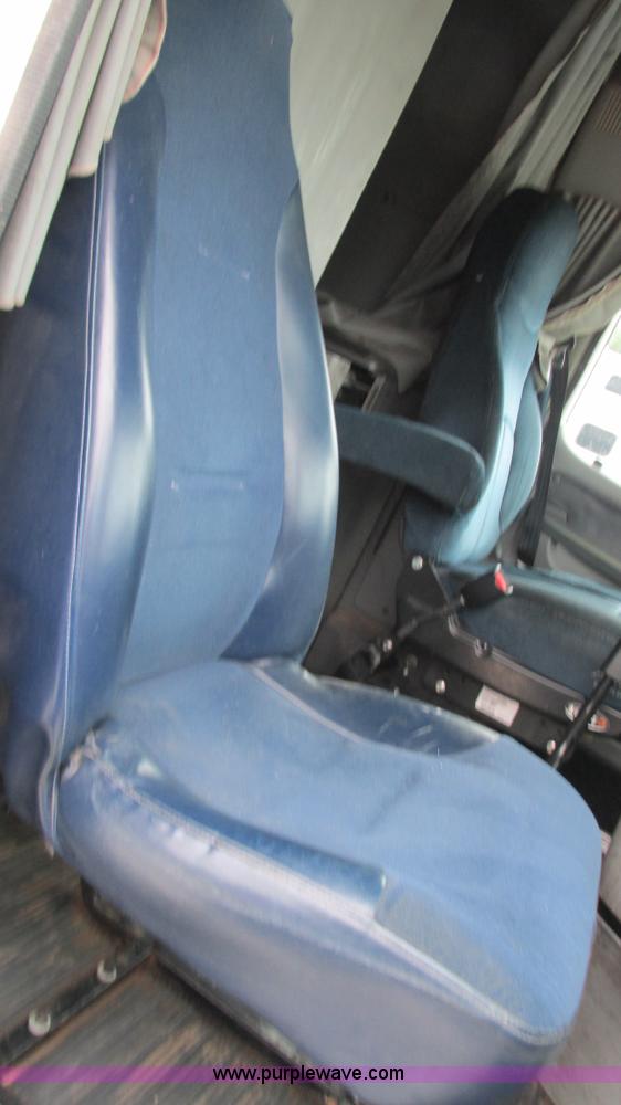 image for item G9285 2000 Freightliner Century Class C120 semi truck