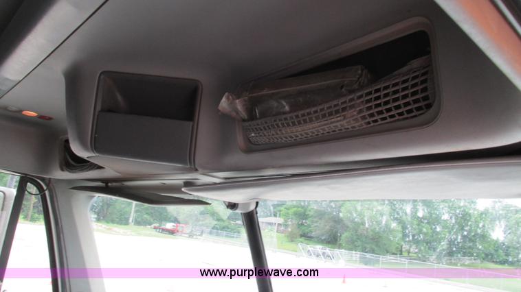 image for item G9285 2000 Freightliner Century Class C120 semi truck