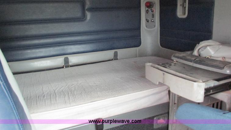 image for item G9285 2000 Freightliner Century Class C120 semi truck