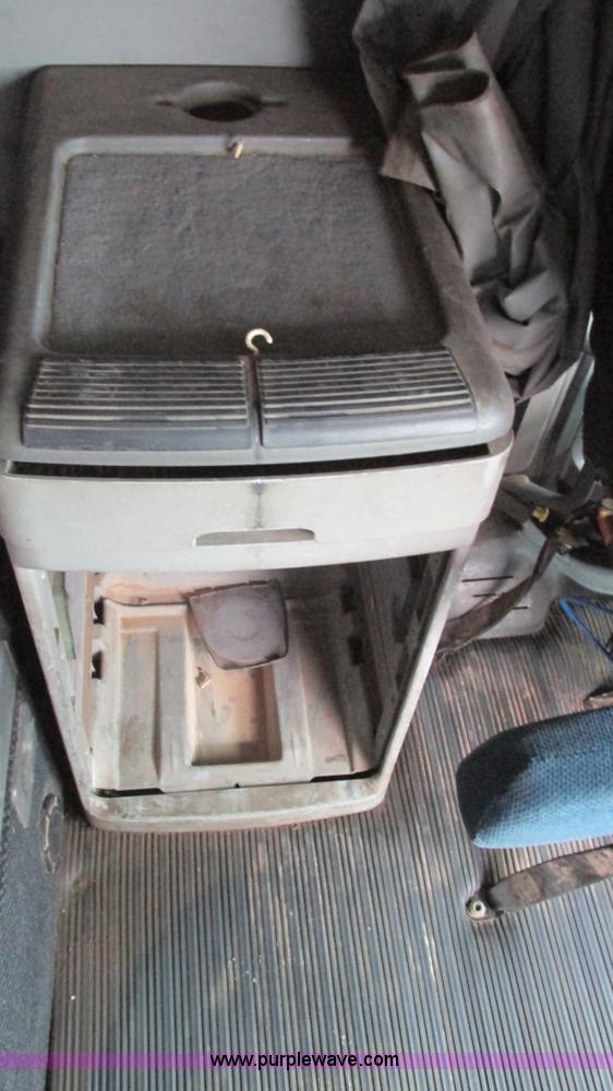 image for item G9285 2000 Freightliner Century Class C120 semi truck