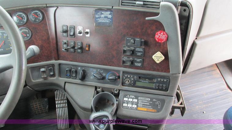 image for item G9285 2000 Freightliner Century Class C120 semi truck