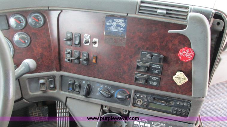 image for item G9285 2000 Freightliner Century Class C120 semi truck