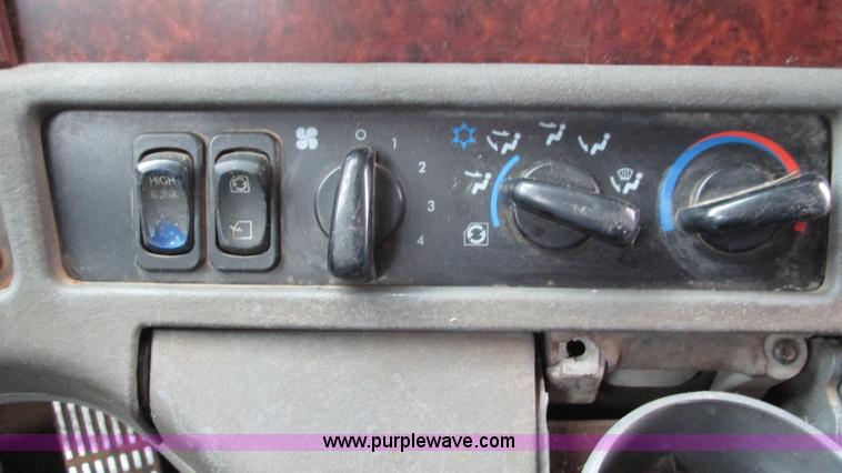 image for item G9285 2000 Freightliner Century Class C120 semi truck