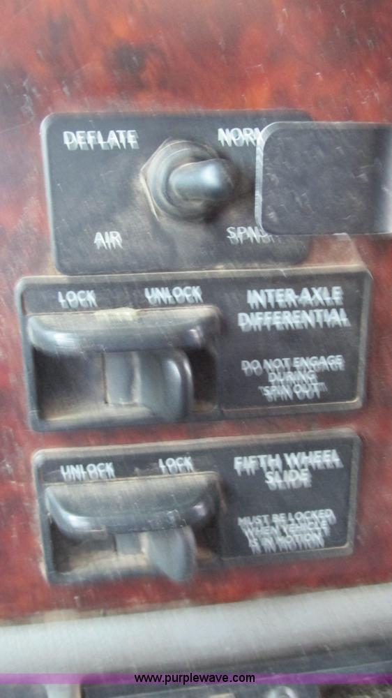 image for item G9285 2000 Freightliner Century Class C120 semi truck