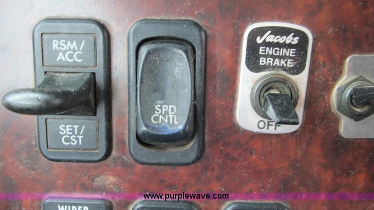 image for item G9285 2000 Freightliner Century Class C120 semi truck