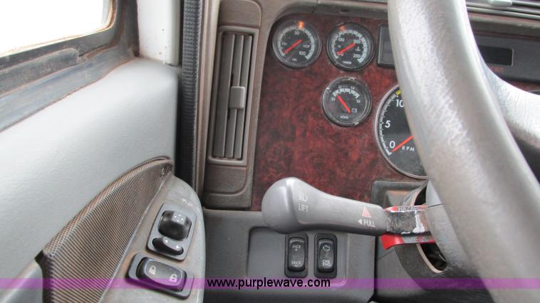 image for item G9285 2000 Freightliner Century Class C120 semi truck