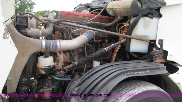 image for item G9285 2000 Freightliner Century Class C120 semi truck